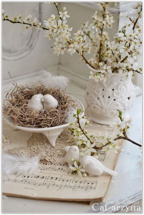 Vibeke Design, Decoration Shabby, Diy Vintage Decor, Birds Nest, Bedroom Vanity, Vanity Decor, Easter Decorations Vintage, Music Decor, Beltane