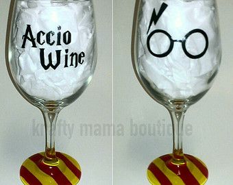 harry potter wine glass – Etsy Deco Noel Harry Potter, Glass Markers, Diy Wine Glasses, Festa Harry Potter, Wine Craft, Wine Glass Crafts, Wine Glass Art, Hand Painted Wine Glasses, Painted Glasses