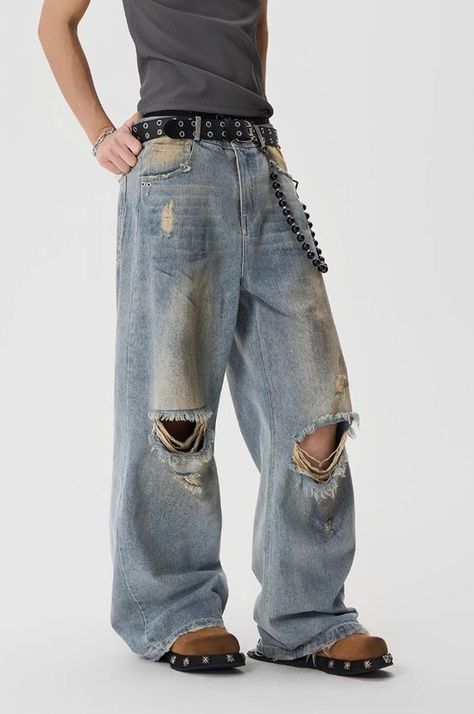 The resurgence of Y2K streetwear reflects a cultural fascination with the turn-of-the-millennium aesthetic and its impact on fashion. Bleached Jeans Outfit, Really Ripped Jeans, Night Streetwear, Ripped Baggy Jeans, Baggy Ripped Jeans, Outfit Inso, Grunge Baggy, Bleached Jeans, Metallic Jeans