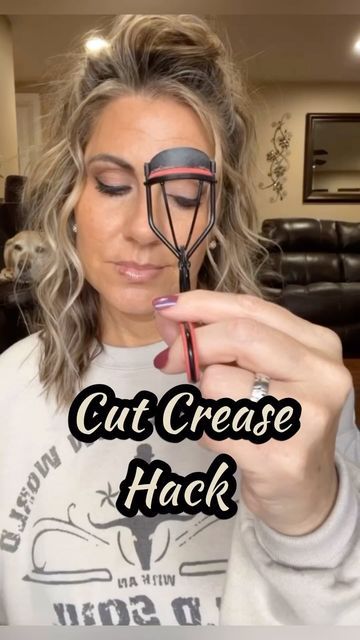 Suzy Turner 🔆 Makeup • Skincare • Hair 🔆 on Instagram: "Easy cut crease hack!! You can use any shades, mattes or shimmers!! I like just a subtle crease but you can play around with what works for you! #beautyhacks #makeuptips #cutcrease #eyeshadow #eyeshadowtutorial #seintartist #seintmakeup #seint #makeuphacks" Natural Cut Crease Makeup, Crease Cut Eyeshadow, How To Make Eyeshadow, Eyeshadow For Hooded Eyes, Eyeshadow Crease, Cut Crease Tutorial, Cut Crease Eyeshadow, Cut Crease Makeup, Helpful Things