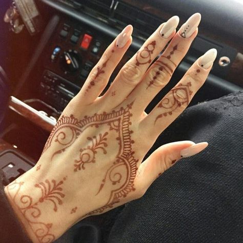 Lebanese Henna Designs, Henna Indian Designs, Mexican Henna Designs, Henna Designs Traditional Indian Style, Henna Tattoo Designs Indian, Detailed Henna Designs, Y2k Henna, Henna Designs Indian, Chest Henna