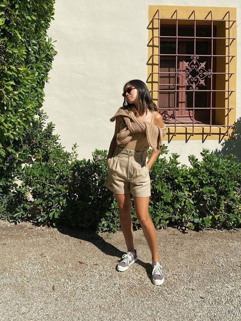 Khaki shorts outfit