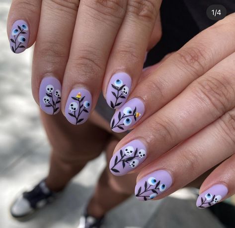 Black Line Work Nails, Spooky Summer Nails, Two Short Nails, Mothman Nails, Spring Goth Nails, Summerween Nails, Summer Goth Nails, Goth Spring Nails, Cool Short Nails