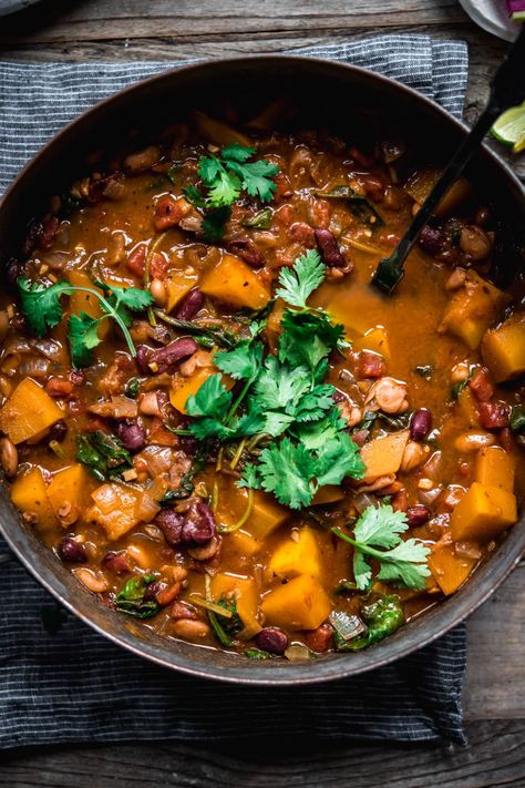 This easy one-pot vegan pumpkin chili is packed with warming spices, plenty of vegetables and plant-based protein from pinto and kidney beans. Such a delicious weeknight dinner and ready in about 40 minutes! Chili With Kidney Beans, Vegan Pumpkin Chili, Pumpkin Chilli, Pumpkin Recipes Dinner, Pumpkin Stew, Pumpkin Chili Recipe, Vegan Chilli, Vegan Cheddar Cheese, Vegetable Chili