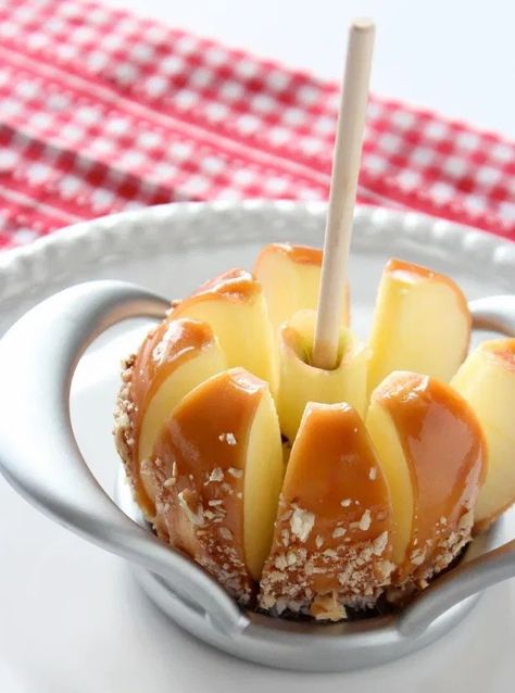 Healthier Homemade Caramel Apples - Easy Way to Eat with an Apple Slicer - Satori Design for Living #caramelapples #halloweenrecipes Halloween Caramel Apples Recipe, Halloween Caramel Apples, Homemade Caramel Apples, Caramel Apples Halloween, Easy Grilled Cheese, Caramel Apples Homemade, Caramel Apples Easy, Apple Slicer, Diy Dessert