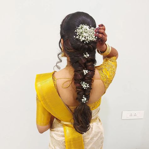 Indian Hairstyles For Saree, South Indian Hairstyle, Messy Braided Hairstyles, Simple Bridal Hairstyle, Reception Hairstyles, Bridal Hairstyles With Braids, Bridal Hairstyle Indian Wedding, Hair Style On Saree, Hair Style Vedio