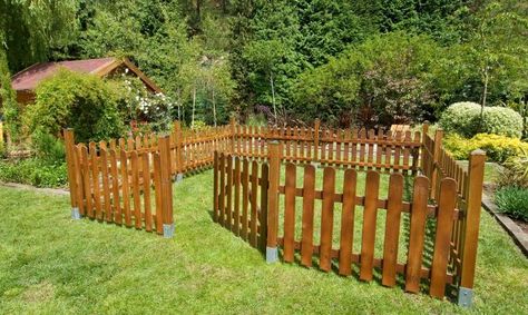 Levantar un cercado de madera, es la mejor opción si queréis cerrar el jardín o delimitar una zona del mismo. Aquí os enseñamos a hacerlo. Wood Fence Design, Cottage Inspiration, Front Yard Fence, Cob House, Dog Fence, Backyard Fences, Fire Pit Backyard, Wood Fence, Fence Design