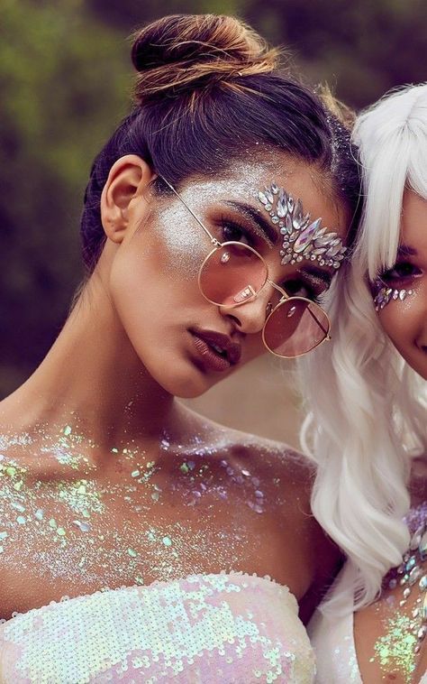 Coachella Make-up, Karneval Diy, Coachella Makeup, Look Hippie Chic, Coachella Party, Festival Makeup Glitter, Concert Hairstyles, Festival Mode, Festival Face