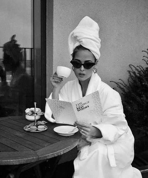 Mode Retro, Boujee Aesthetic, Black And White Photo Wall, Black And White Picture Wall, Fotografi Vintage, Shotting Photo, Breakfast At Tiffany's, Photographie Inspo, Fashion Magazines