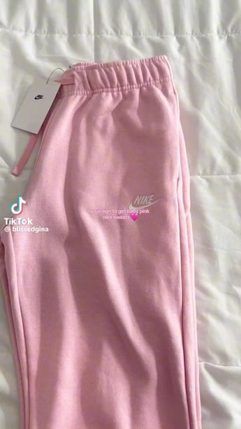 anything that’s pink i need 😍🎀 !! / #pink #sweatpants Nike Sweatpants Pink, Pink Sweat Pants Outfits, Nike Sweatpants Aesthetic, Nike Sweats Women, Pink Sweatpants Outfit, Fame Clothes, Anything Pink, Comfy School Outfits, Gymwear Outfits