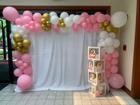 2022 Graduation Balloon Backdrop for photos. Pink, white and gold balloons and number boxes for decoration Pink And Gold Grad Party, Pink And Gold White Balloon Arch, Pink And Gold Graduation Party, Pink White Golden Balloons Decoration, Pink White And Gold Photo Backdrop, Pink And Gold Photo Backdrop, Balloon Backdrop Pink And White, Baby Shower Backdrop Pink And Gold, Grad Party Theme