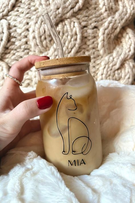 Projet Cricut, Ideas Regalo, Personalized Wine Tumbler, Gif Instagram, Coffee Cup Design, Glass Coffee Cups, Cat Coffee Mug, 16th Birthday Gifts, Iced Coffee Cup