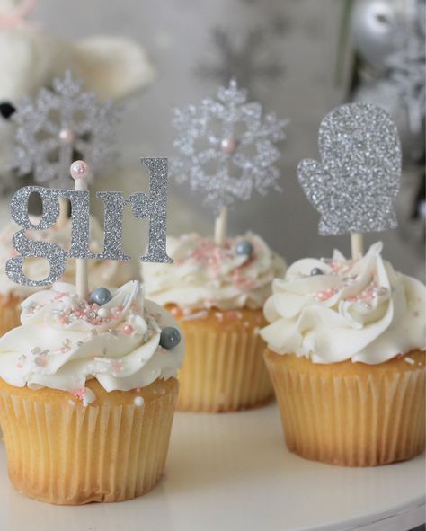 Frozen Baby Shower, Snowflake Snowflake, Winter Baby Shower Themes, Trendy Baby Shower Themes, Winter Shower, Snowflake Baby Shower, Outside Baby Showers, Winter Wonderland Baby Shower, Cold Girl