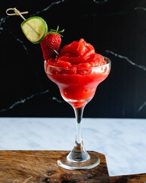 Virgin Strawberry Daiquiri, Strawberry Daiquiri Recipe, Strawberry Simple Syrup, Frozen Daiquiri, Easy Mocktail Recipes, Daiquiri Cocktail, Daiquiri Recipe, Virgin Mojito, Drink Recipes Nonalcoholic