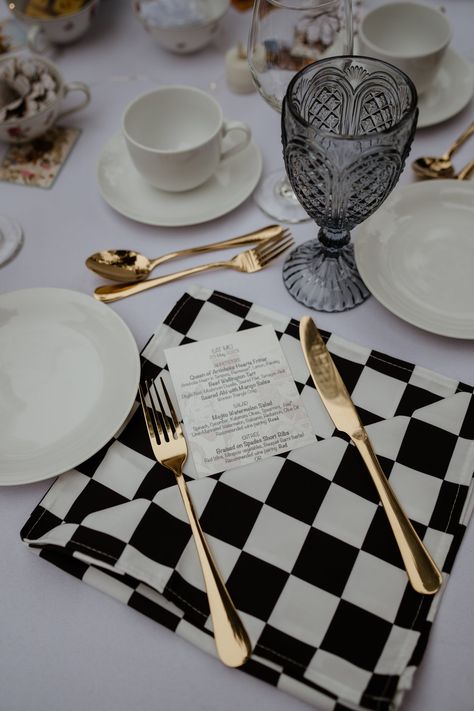 Make your table setting look fabulous with with these elegant luncheon napkins! Great for celebrations, Christmas dinner, birthday party or themed table decor (e.g. Alice in Wonderland or racing cars themed), as well as for the restaurants, hotels, weddings, banquet, and cocktail hour.  Large luncheon napkins, 20 x 20 inches unfolded (10 x 10 inches when folded).  Stylish, made from premium quality durable polyester, tightly-woven, smooth feel, elegant, and soft. Printed in Germany with non-toxi Beautiful Tablescapes Party, 50 Table Decorations, Supper Club Theme Ideas Table Settings, Decorate A Table For A Party, Luxury Sweetheart Table Wedding, Hotel Table Setting, Velvet Theme Party, Black Tie Party Decorations Ideas, Engagement Dinner Restaurant