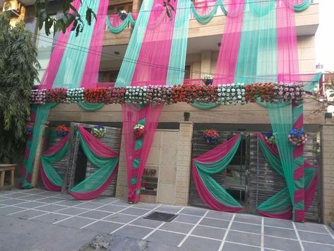 Wedding House Decorations Indian, Wedding House Decorations, Home Decor Exterior, Indian Outdoor Wedding Decor, Engagement Stage, Engagement Stage Decoration, Home Flower Decor, Haldi Decor, Wedding Room Decorations