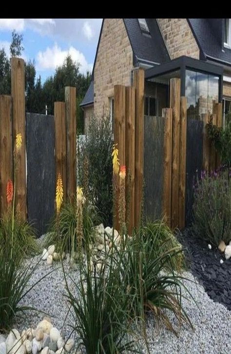 Fence Landscaping Border Backyard Ideas, Diy Privacy Screen, Pavers Backyard, Privacy Fence Designs, Privacy Landscaping, Backyard Privacy, Privacy Screen Outdoor, Fence Landscaping, Backyard Fences