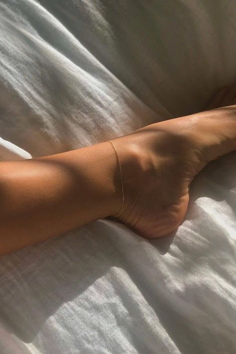 Golden Summer, Classy Jewelry, Beige Aesthetic, Chain Anklet, Jewelry Inspo, Dainty Jewelry, Cute Jewelry, Body Goals, Anklets