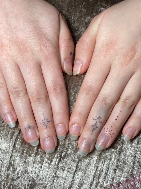 Fem Hand Tattoos, Finger Tattoos Cute, Cute Dainty Finger Tattoos, Indie Finger Tattoos, Stick And Poke Technique, Stick N Poke Tattoos Fingers, Cute Easy Hand Tattoos, Hand Poke Hand Tattoo, Finger Tattoos Dainty