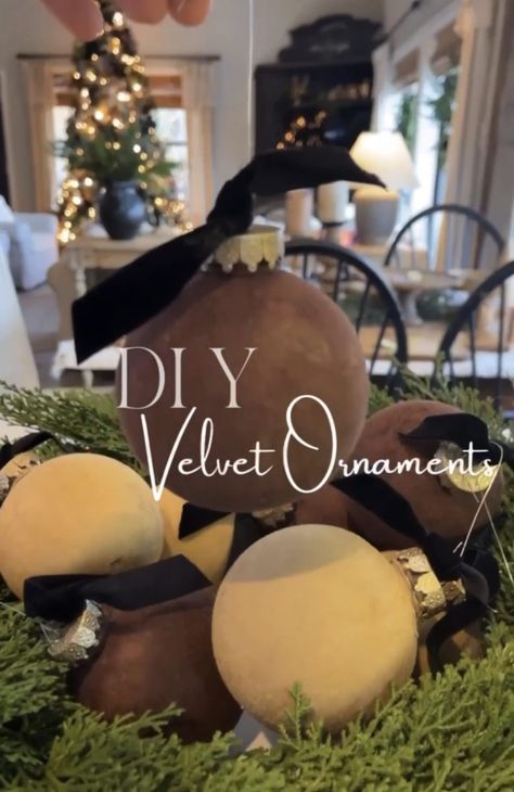 How To Make Beautiful Velvet Christmas Ornaments * Hip & Humble Style Brown Velvet Ornaments, Diy Aged Ornaments, Flocked Christmas Ornaments, Christmas Tree Black Ornaments, Black Ornaments Christmas Tree, Brown Christmas Tree Decorations, Brown Christmas Decor, Moody Christmas Tree, Velvet Christmas Ornaments