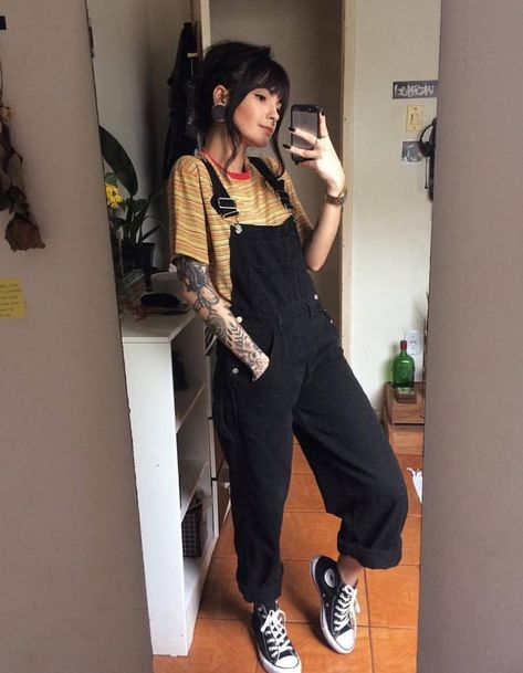 Vestiti Edgy, Look Grunge, Goth Outfit, Mode Grunge, Fashion 90s, Style Gothic, Black Overalls, Tumblr Outfits, Stil Inspiration