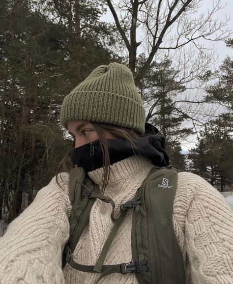 Outdoorsy Outfits, Wander Outfit, Winter Aesthetics, Cute Hiking Outfit, Hiking Fits, Granola Girl Aesthetic, Hiking Outfits, Mode Hipster, Hiking Outfit Winter