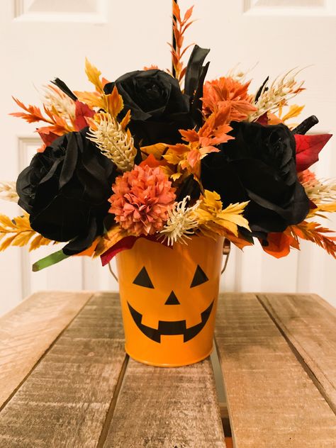 Halloween Artificial Flower Arrangements, Flower Arrangements Halloween, Halloween Flowers Arrangements, Spooky Flower Arrangements, Halloween Arrangements, Creative Shelving Ideas, Halloween Flower Arrangements, Creative Shelving, Halloween Floral Arrangements