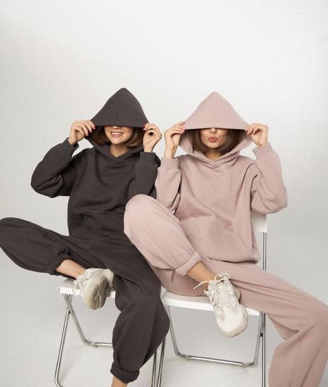 Cloth Brand Photoshoot, Sweat Set Photoshoot, Sweatshirt Studio Photoshoot, Sweatsuit Photoshoot Ideas, Hoodie Photo Ideas, Hoodie Product Photography, Clothing Brand Photoshoot Ideas Studio, Sweatpants Photoshoot, Hoodie Photoshoot Ideas