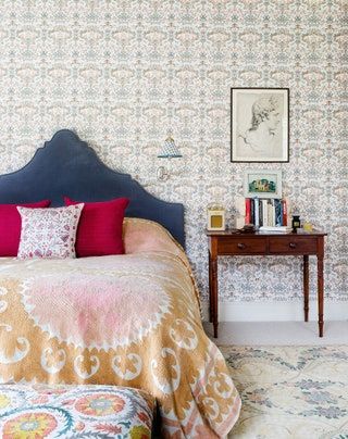 British Farmhouse, Suffolk House, Susan Deliss, Celia Birtwell, Simple Headboard, Room Bedrooms, Cheap Rustic Decor, Country House Interior, Ideas For Decorating