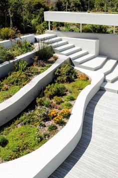 Sloped Backyard Landscaping, Sloped Yard, Crate Ideas, Sloped Backyard, Landscaping Retaining Walls, Garden Stairs, Tiered Garden, Milk Crate, Hillside Landscaping