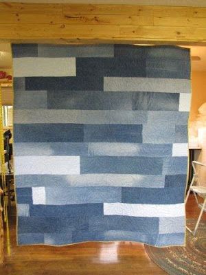 Quilting In The BunkHouse: Sunflowers and Blue Jeans Återvinna Jeans, Jean Quilts, Denim Quilt Patterns, Upcycle Denim, Blue Jean Quilts, Denim Quilts, 2 Daughters, Jean Quilt, Sunflower Quilts