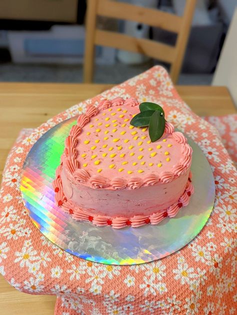 Cute Birthday Cakes Strawberry, Strawberry Cake Heart Shape, 1 Shaped Birthday Cake, Strawberry Design Cake, Strawberry Cake Decor, Strawberry Decorated Cake, Heart Shaped Cake Ideas, Heart Strawberry Cake, Strawberry Shaped Cake