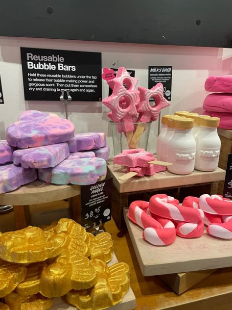 Lush Bubble Bars, Lush Store, Bath Boms, House Smell Good, Lush Bath, Lush Products, Spa Night, Bath Bomb Recipes, Simple Skincare Routine