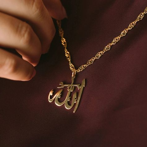 Muslim Jewelry Collection Eid Gift Jewelry Necklaces for Women Allah Necklace, Allah Pendant, قلادات متدلية, Outfit Elegant, Islamic Jewelry, Qur'an Photography, Twisted Chain, Braut Make-up, Gold Jewelry Necklace