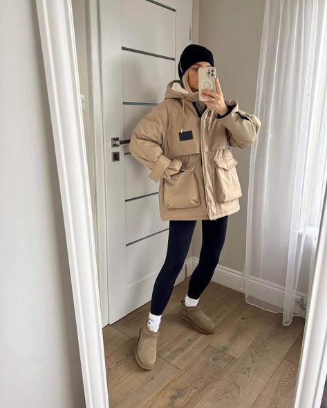 Parker Jacket Outfit Winter, Parka Outfit 2022, Cute Parka Outfits Winter, Trendy Jackets For Winter, Parka Women Outfit, Rain Parka Outfit, Parka Outfit Aesthetic, Beige Down Jacket Outfit, Beige Parka Outfit Winter