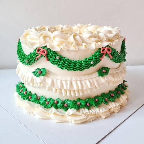 Top Christmas Desserts, Holiday Cake Designs, Lemon Birthday Cakes, Victorian Cakes, Bakery London, Christmas Themed Cake, Mini Wedding Cakes, Christmas Cake Designs, Christmas Cake Decorations