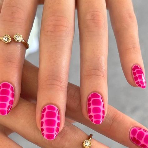 Carribean Acrylic Nails, Pink Croc Nails Short, French And Design Nails, Pink Reptile Nails, Crock Nail Design, Croc Pink Nails, Crocodile Pattern Nails, Short Alligator Nails, Gator Print Nails