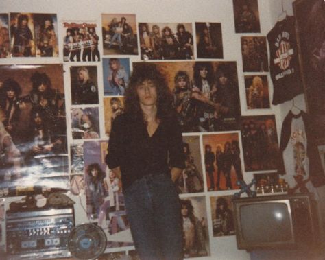 80s Metal Bedroom, Rockstar Gf Bedroom Ideas, Metal Head Bedroom Aesthetic, Metal Boyfriend Aesthetic, 80s Metal Room, Eddie Munson Bedroom, 80s Hair Metal Aesthetic, Eddie Munson Room, Metal Room Aesthetic