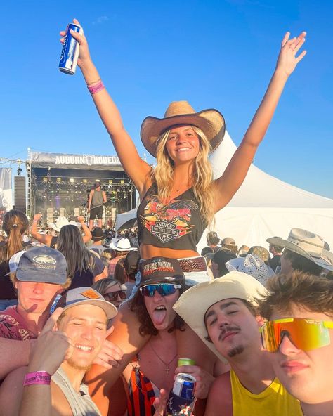 Country Concert Pics With Friends, Sadie Crowell Outfits, Sadie Crowell Aesthetic, Country Concert Pics, Country Concert Hair, Auburn Rodeo, Country Thunder Outfits, Sadie Crowell, Summer Rodeo