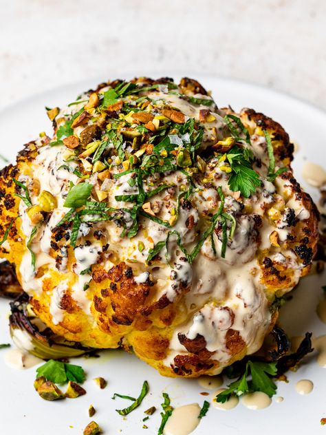 Fest Mad, Whole Roasted Cauliflower, Tahini Sauce, Cauliflower Recipes, Veggie Dishes, Roasted Cauliflower, Vegetable Dishes, Tahini, Veggie Recipes