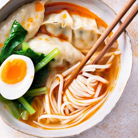 20-minute Dumpling Noodle Soup - Marion's Kitchen What To Serve With Dumplings, Asian Dumplings, Asian Soup Recipes, Boiled Chicken Breast, Marion's Kitchen, Dumpling Soup, Frozen Dumplings, Seared Chicken Breast, Easy Chicken Breast