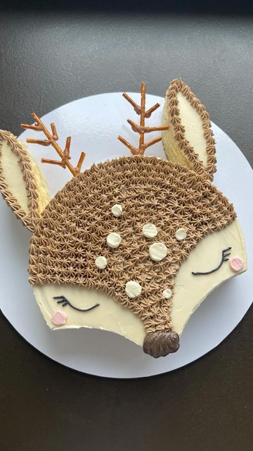 Rudolph Cake Ideas, Forest Friends Cake, Animal Shaped Cakes, Elk Cake, November Birthday Cake, Christmas Birthday Cakes, Tier Torte, Woodland Creatures Cake, Raindeer Cake