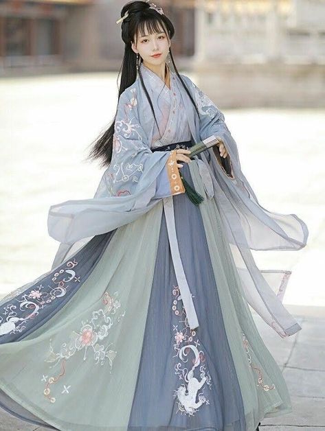 Chinese Traditional Dress Princesses, Historical Chinese Clothing, Wonderland Clothes, Chinese Clothing Traditional, Traditional Asian Dress, Hanfu Girl, Army Clothes, Fairy Cosplay, Princess Dance