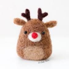 Simple Needle Felting Ideas, Felting Projects For Beginners, Needle Felted Ornaments, Needle Felting Diy, Felt Crafts Christmas, Needle Felted Christmas, Felted Wool Crafts, Wool Needle Felting, Needle Felting Tutorials