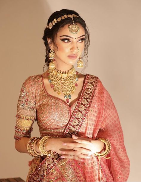 Mesmerizing Bandhani Bridal Outfits Sheesh Patti, Lengha Design, Rajasthani Bride, Wedding Outfits For Women, Latest Bridal Lehenga, Indian Bridal Photos, Bridal Lehenga Collection, Best Bridal Makeup, Latest Bridal Dresses