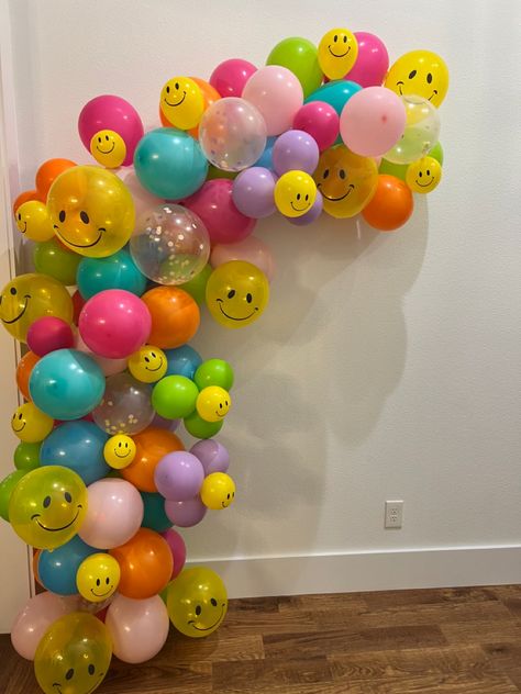 Smiley Theme Birthday Party Decoration, Smiley Face Balloon Bouquet, Smiley Balloon Decoration, Smiley Decoration Party Ideas, Emoji Balloon Decorations, Smiley Face Balloon Garland, Smiley Birthday Party Ideas, Mango Theme Party Decoration, Smiley Face Decorations Ideas