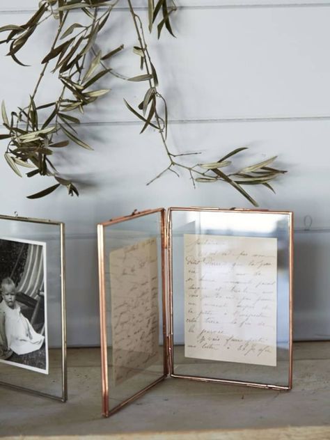 Framed Handwritten Letters, Wedding Cards Keepsake, Wedding Photo Display, Glass Photo Frames, Famous Interior Designers, Diy Wedding Gifts, Casa Vintage, Photo Display, Glass Photo