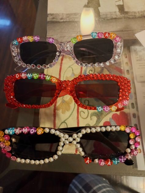 Beaded Sunglasses Aesthetic, Sunglasses Ideas Diy, Decorating Sunglasses Aesthetic, Decorate Your Own Sunglasses, Festival Glasses Diy, Decorating Sunglasses Ideas, Sunglass Decorating Craft, Decorated Sunglasses Diy, Sun Glasses Decoration Ideas