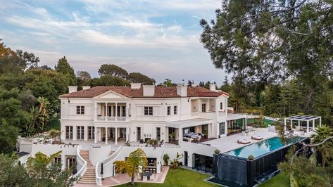 It is 33,000 square feet and features amenities such as a hammam and an indoor pool Bel Air Mansion, Big Mansions, Weekend House, Celebrity Houses, House Interior Decor, The Weeknd, Architectural Digest, Architecture Model, Indoor Pool