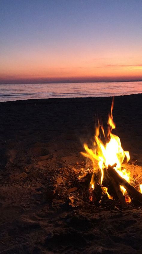 Campfire Aesthetic, Beach Fire, Beach Bonfire, Ocean Vibes, Summer Dream, Sunset Beach, Aesthetic Images, Beautiful Nature Scenes, Beach Aesthetic